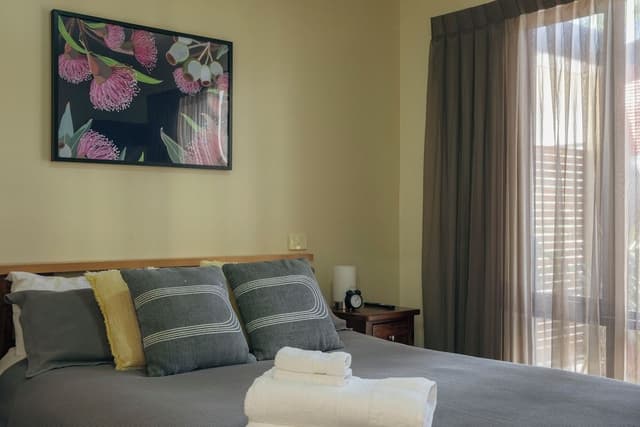 Junior Townhome, 3 Bedrooms, Mountain View