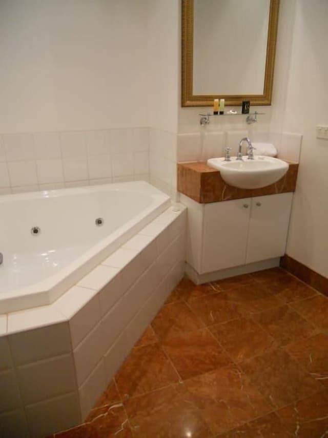 One Bedroom Self Contained Unit with Spa