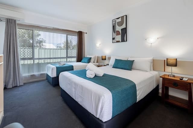 Interconnecting Family Room