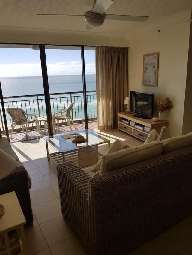 Deluxe Two Bedroom Apartment - Absolute Beach Front