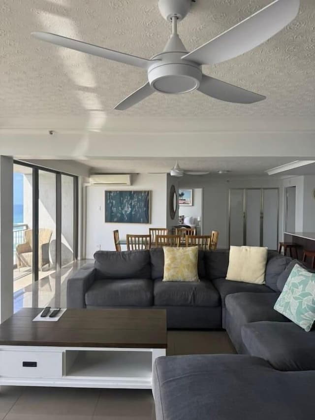 Four Bedroom Oceanview Apartment - Absolute Beach Front