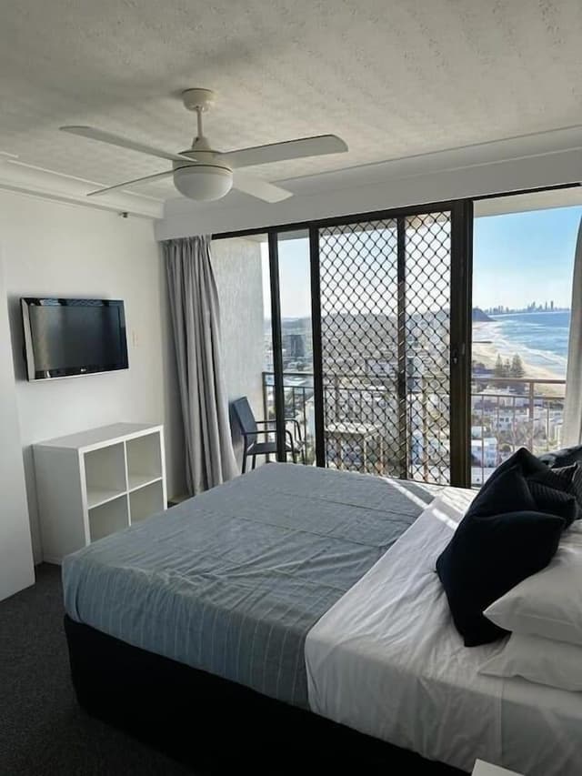 Deluxe Two Bedroom Apartment - Absolute Beach Front