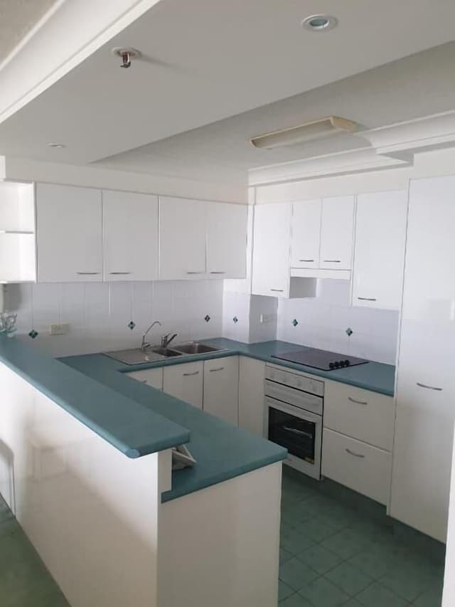 Deluxe Two Bedroom Apartment - Absolute Beach Front