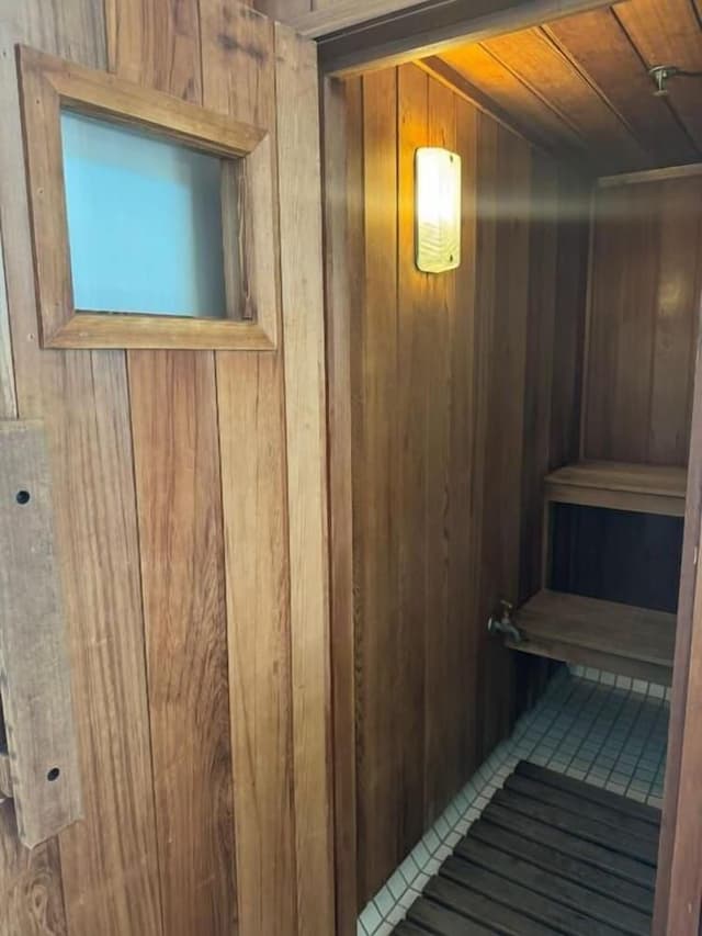 Three Bedroom Apartment - Absolute Beach Front