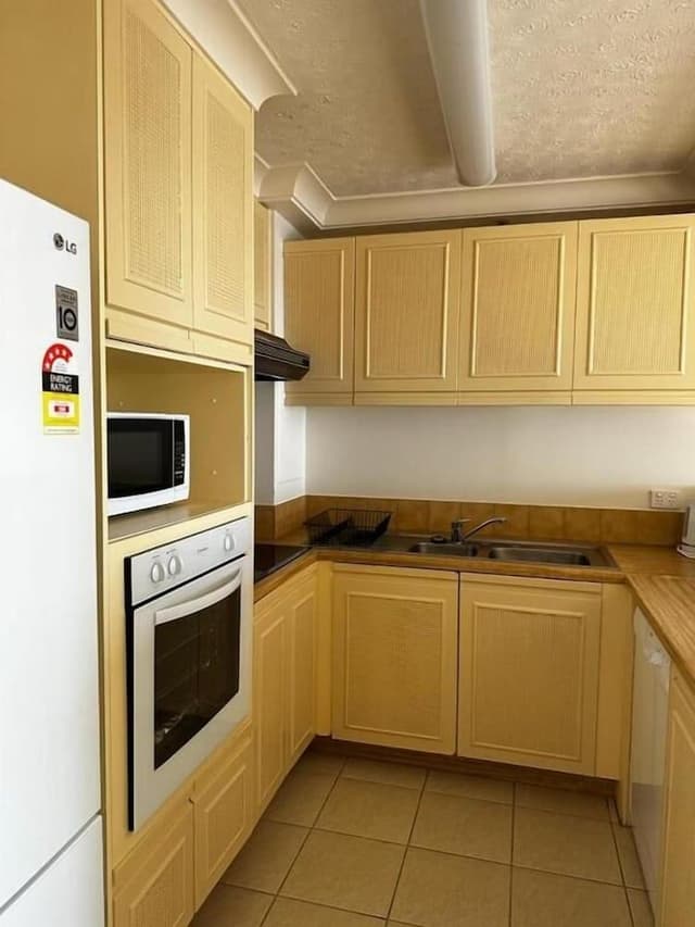 Deluxe Two Bedroom Apartment - Absolute Beach Front