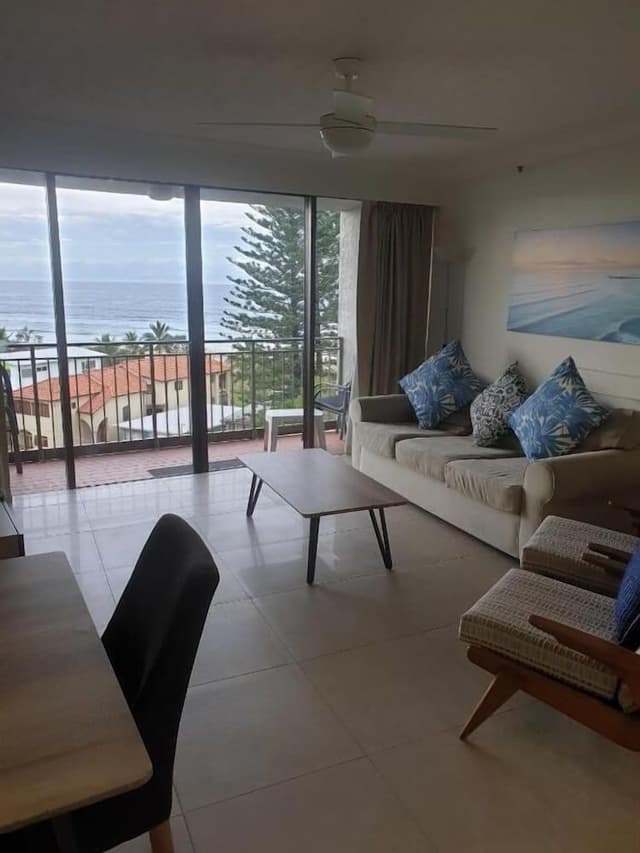 Deluxe Two Bedroom Apartment - Absolute Beach Front