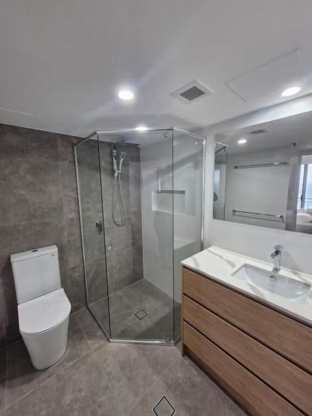 Deluxe Two Bedroom Apartment - Absolute Beach Front