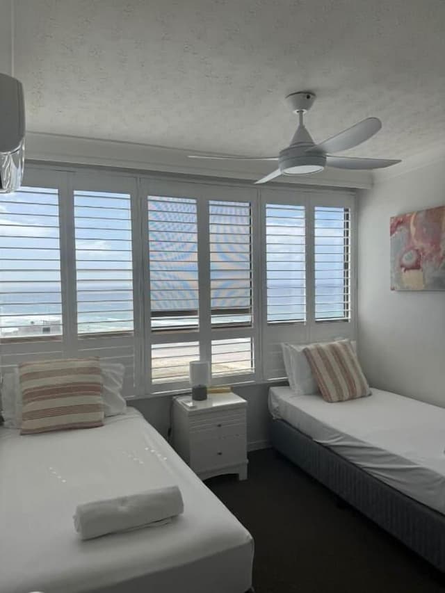Four Bedroom Oceanview Apartment - Absolute Beach Front