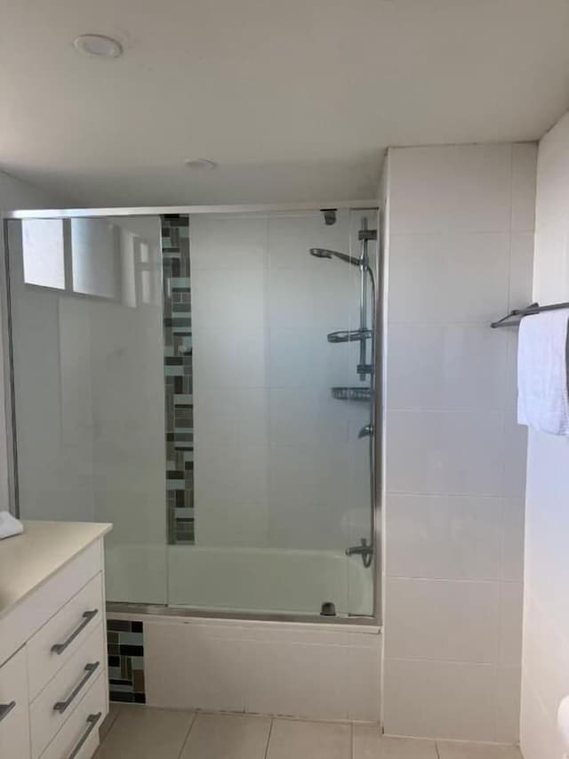 Superior Three Bedroom Apartment - Absolute Beach Front