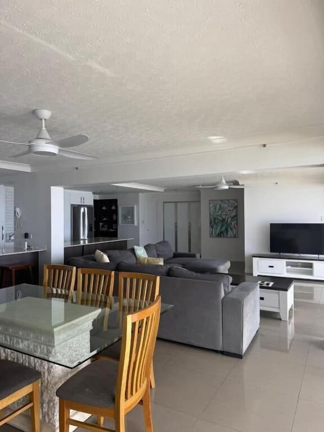 Four Bedroom Oceanview Apartment - Absolute Beach Front