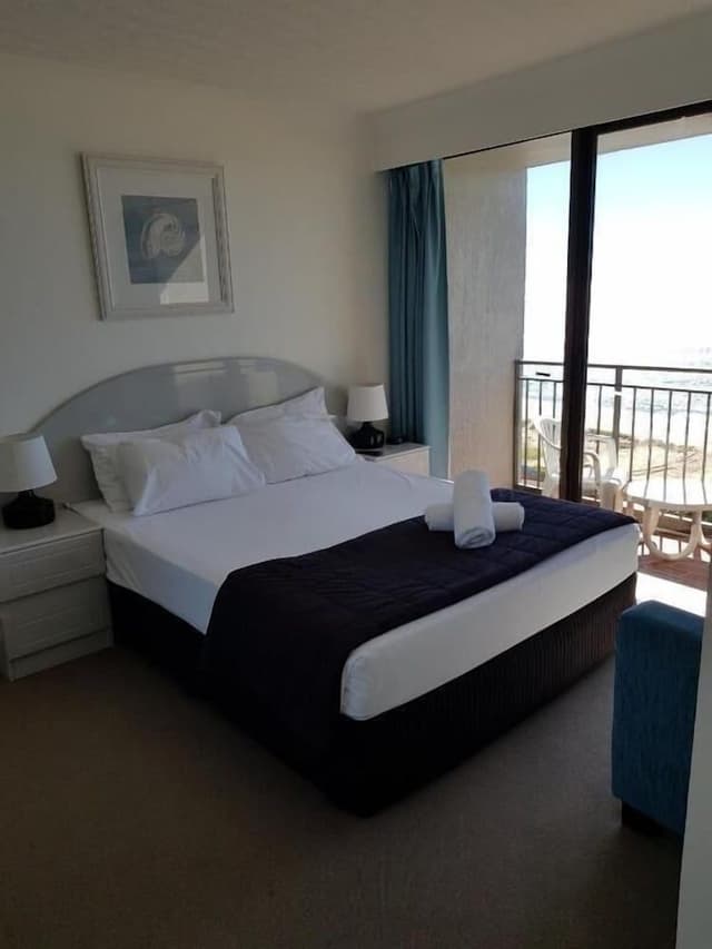 Deluxe Two Bedroom Apartment - Absolute Beach Front