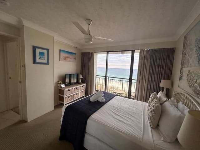Deluxe Two Bedroom Apartment - Absolute Beach Front