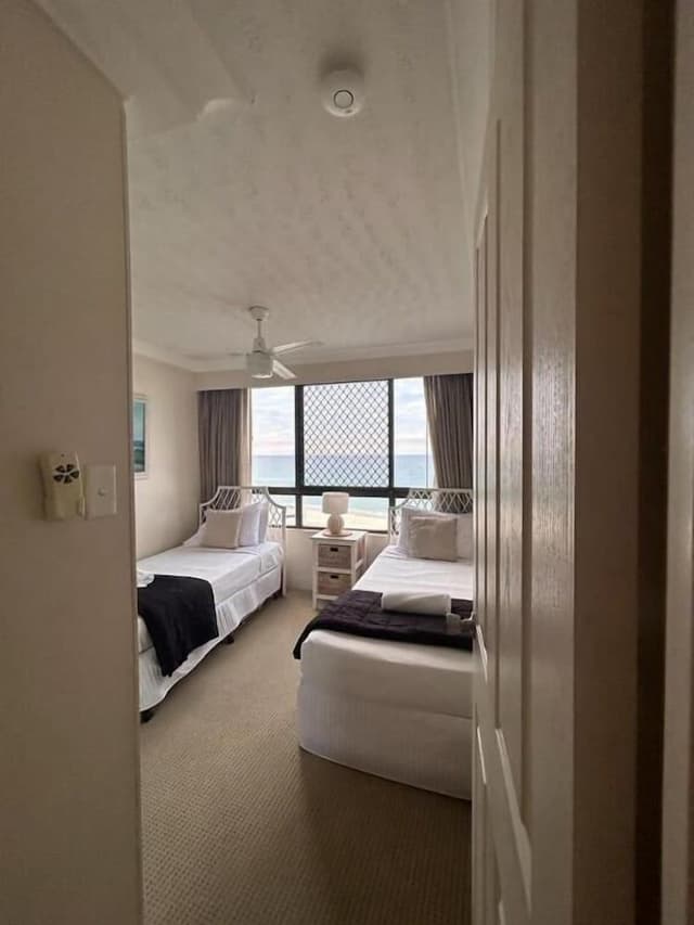 Deluxe Two Bedroom Apartment - Absolute Beach Front