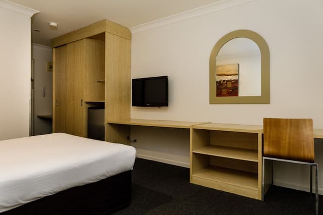 Byrneside Queen Motel Room