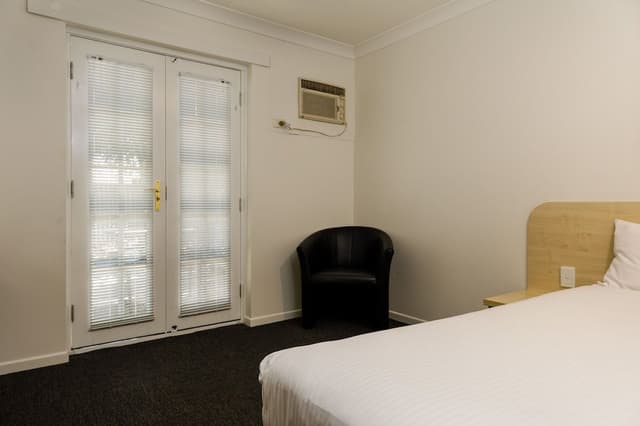 Byrneside Queen Motel Room
