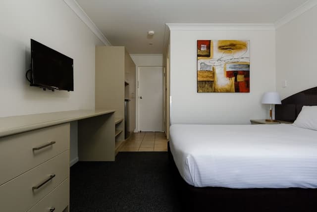 Byrneside Queen Motel Room