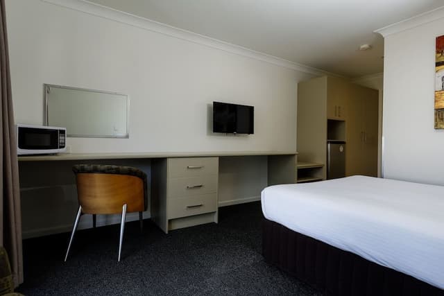 Byrneside Queen Motel Room