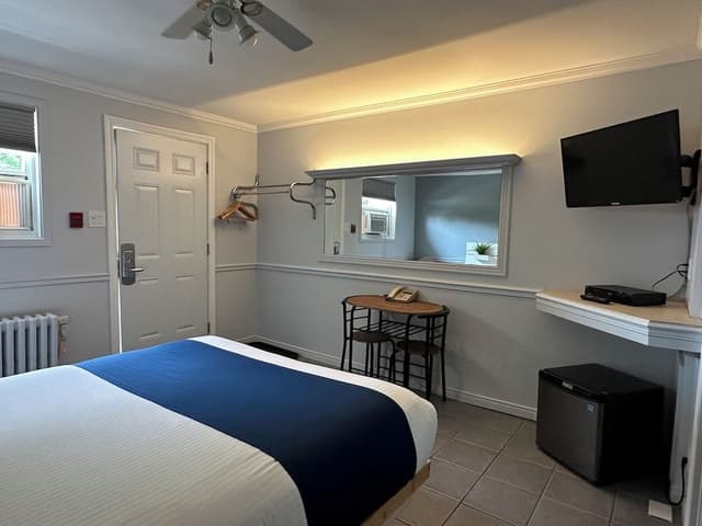 Standard Room, 1 Queen Bed