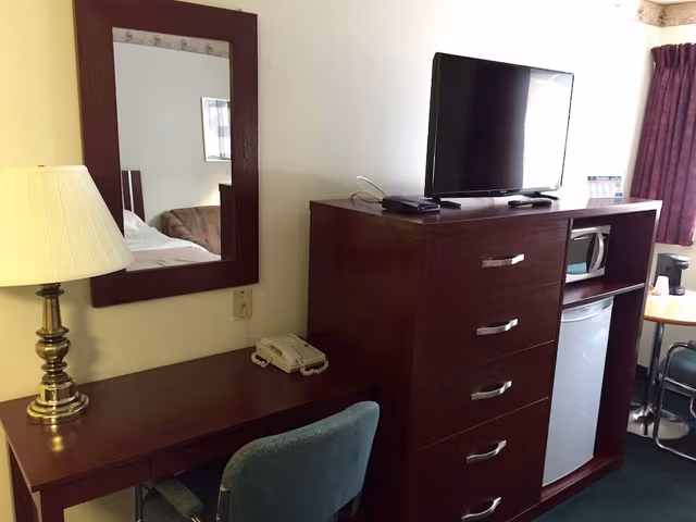 Standard Room, 1 Queen Bed (Non-Smoking)