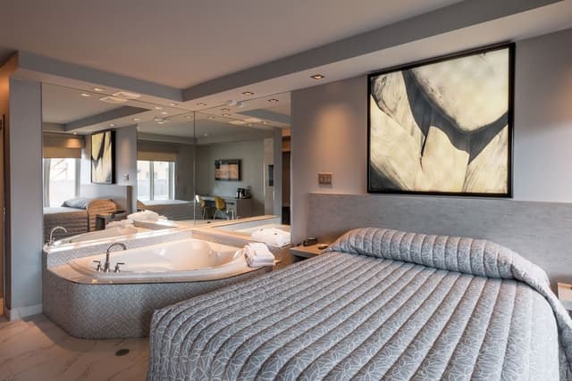 Junior Room, 1 Queen Bed