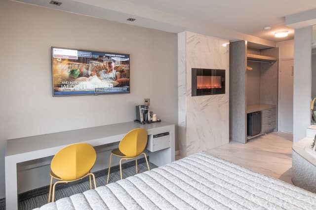 Junior Room, 1 Queen Bed