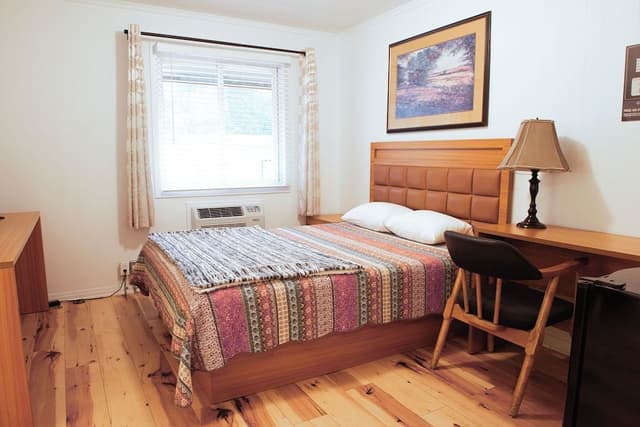 Basic Room, 1 Queen Bed