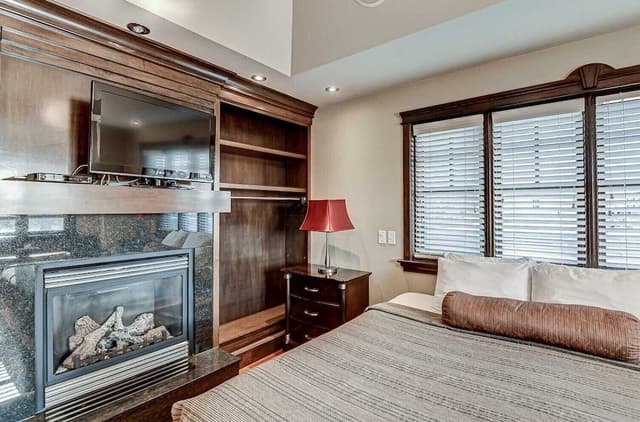 King Suite with balcony, fireplace