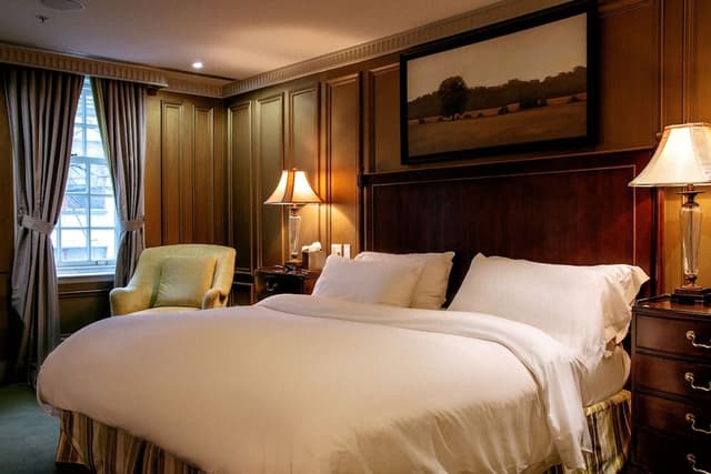 Deluxe Suite, 1 King Bed with Sofa Bed