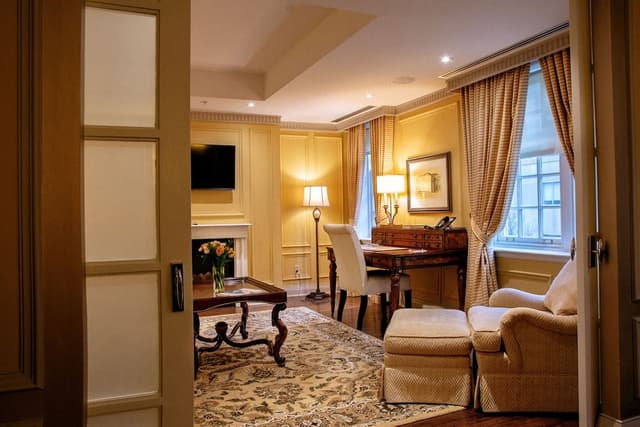 Windsor Suite, 1 King Bed with 2 Sofa Beds