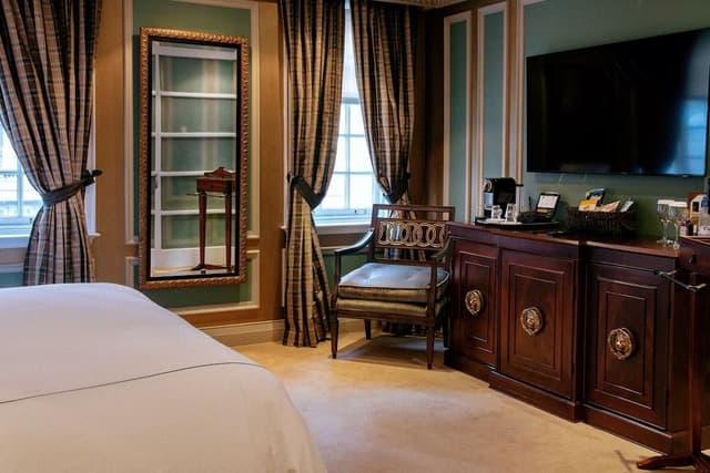 Yorkville Suite, 1 King Bed with Sofa Bed