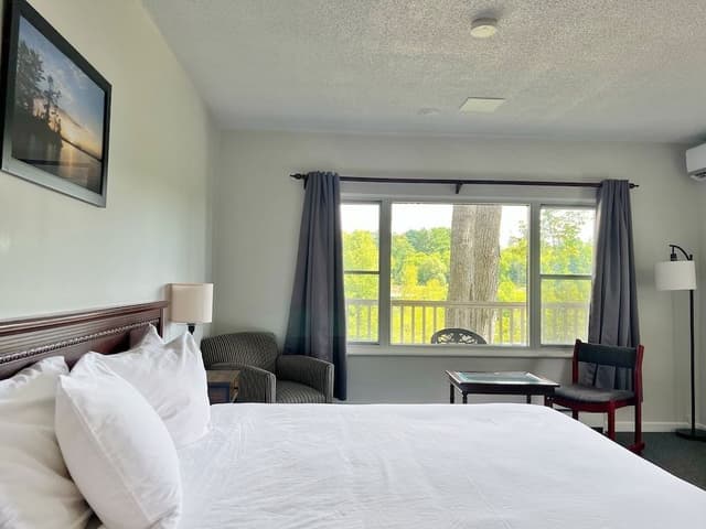 Premium Room, 1 King Bed (Muskoka River View, Has Balcony)