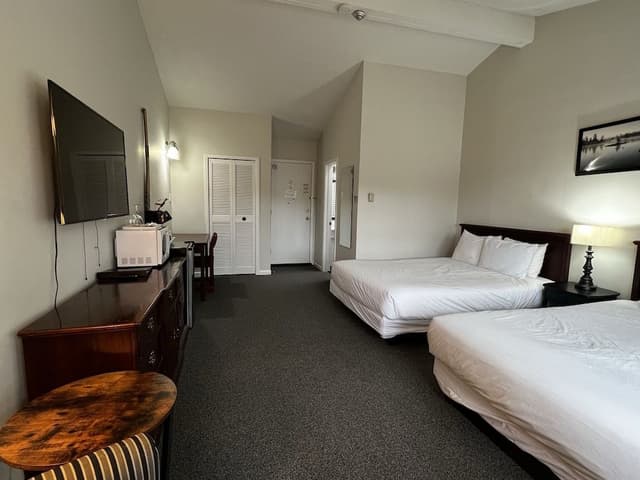 Superior Room, 2 Queen Beds (Muskoka River View, Has Balcony)