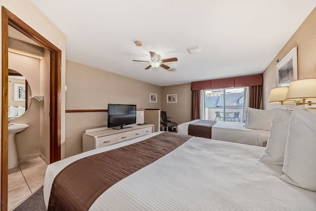 Family Room, Multiple Beds, Smoking, Kitchen