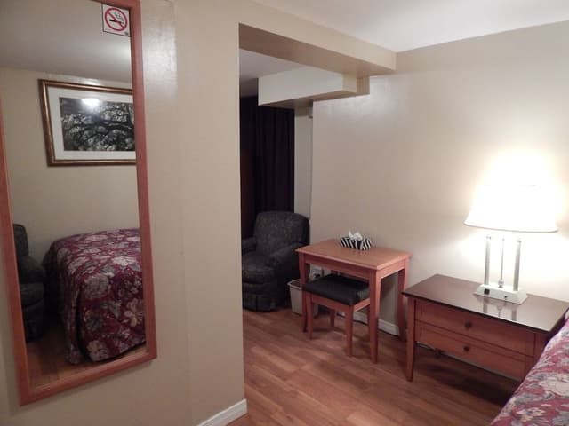Basic Room, 2 Twin Beds, Shared Bathroom
