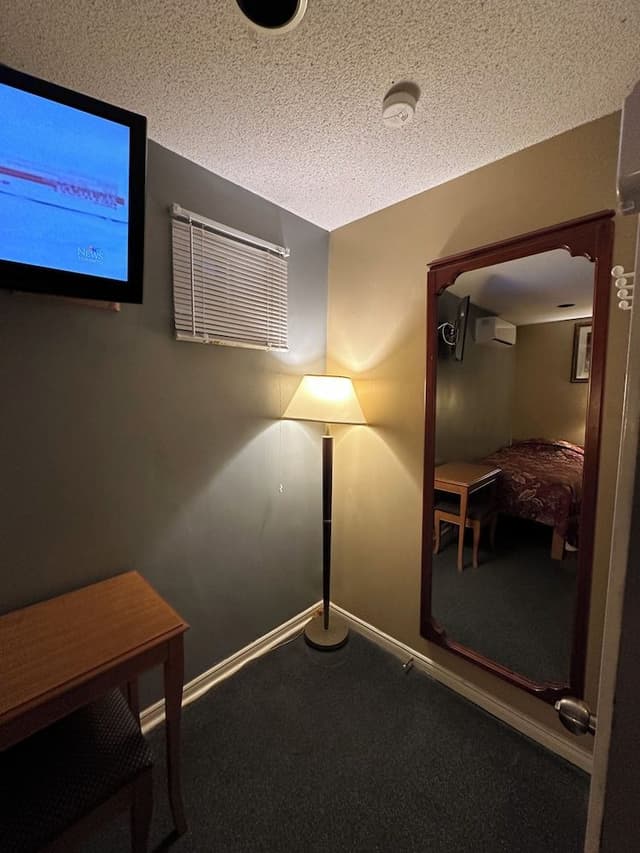 Basic Room, 2 Twin Beds, Shared Bathroom