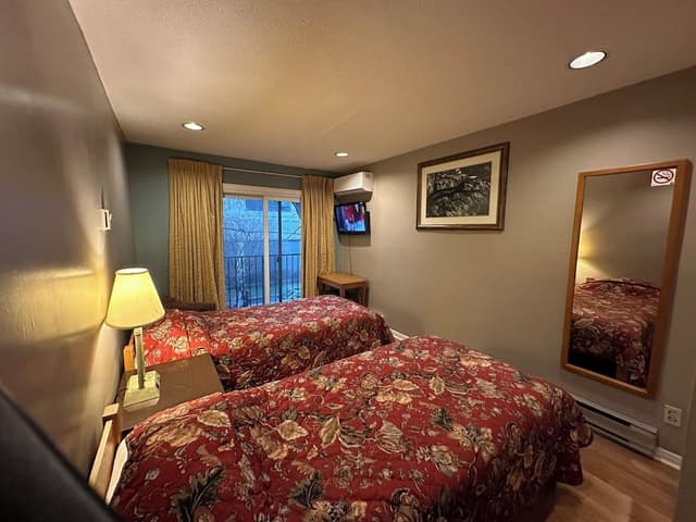 Basic Room, 2 Twin Beds, Shared Bathroom