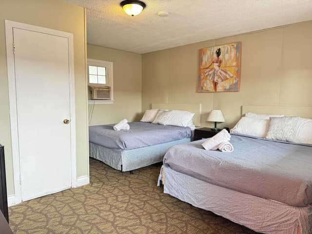 Double Room, 2 Queen Beds, Microwave, Ground Floor