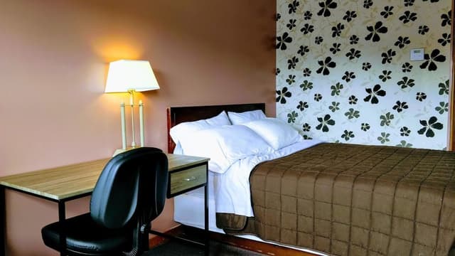 Deluxe Room, 1 Queen Bed, Courtyard View