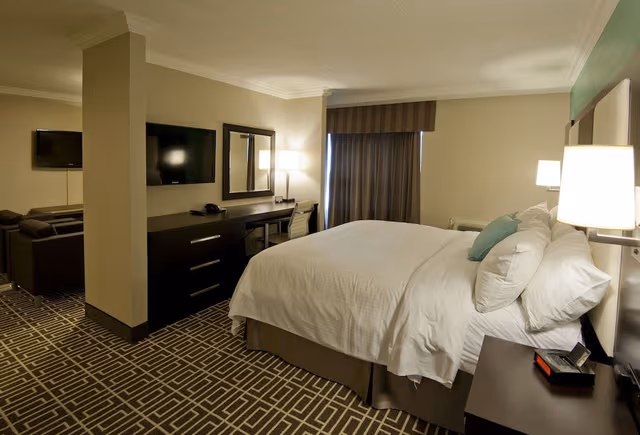 Luxury Suite, 1 King Bed, Jetted Tub