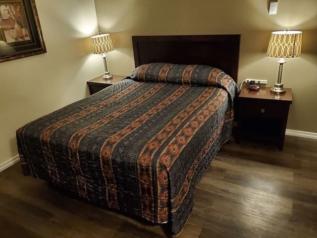 Standard Room, 1 Queen Bed