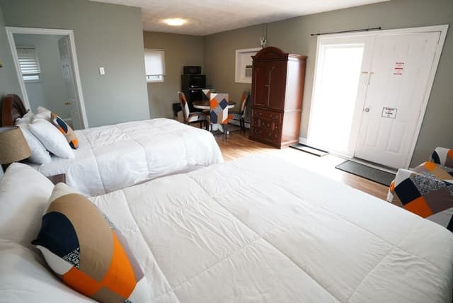 Deluxe Studio, 2 Queen Beds, Kitchenette (Full Kitchen)