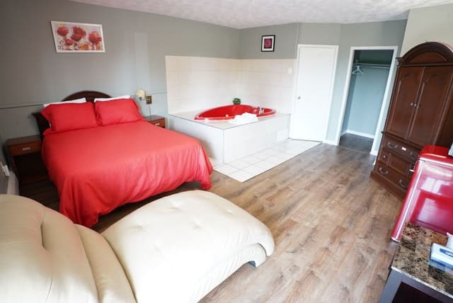Honeymoon Double Room, 1 Queen Bed, Jetted Tub