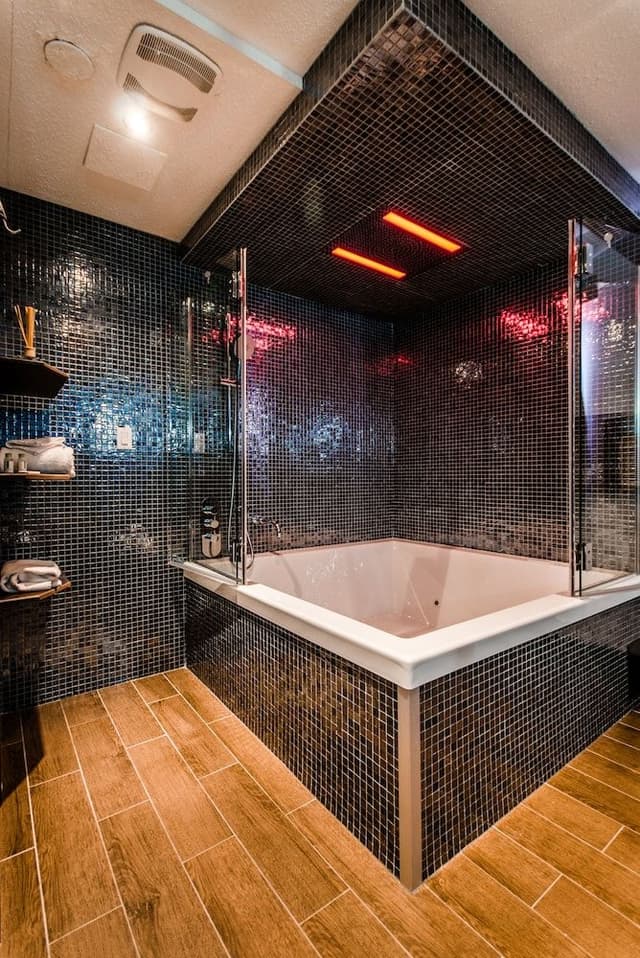 Deluxe Room, 1 Queen Bed, Smoking, Hot Tub