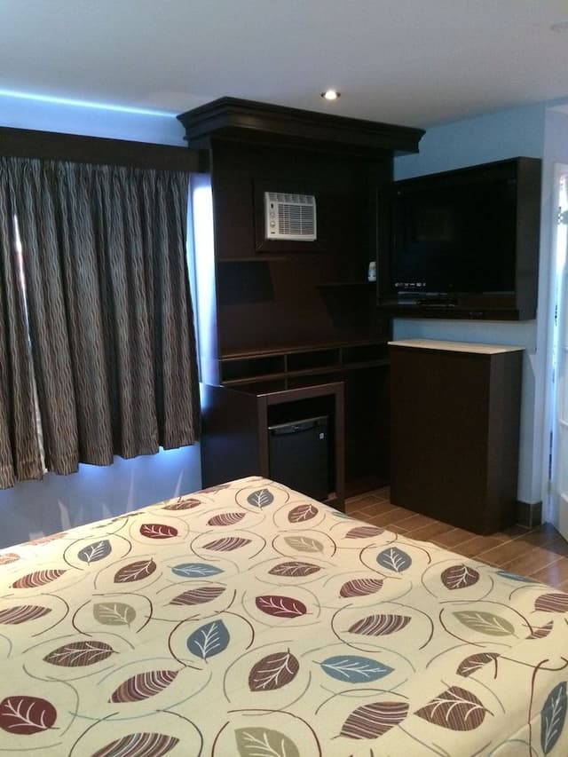 Deluxe Room, 1 Queen Bed, Smoking, Hot Tub