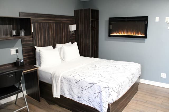 Deluxe Room, 1 Queen Bed, Smoking, Fireplace
