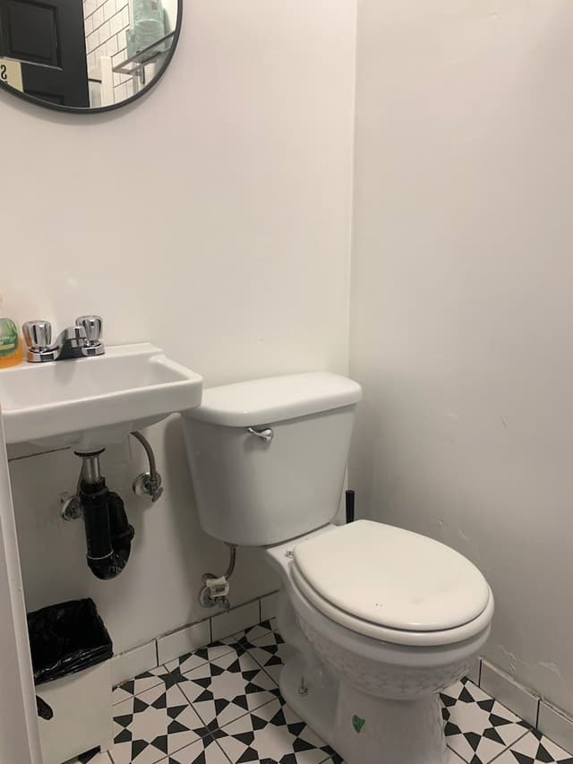 Economy Double or Twin Room, 2 Queen Beds, Non Smoking, Shared Bathroom