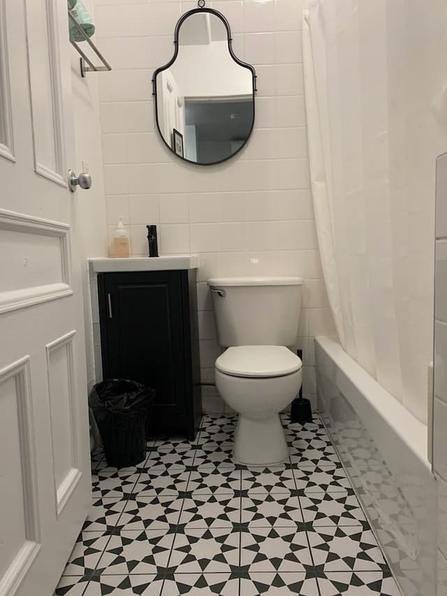 Economy Double Room, 1 Queen Bed, Non Smoking, Shared Bathroom