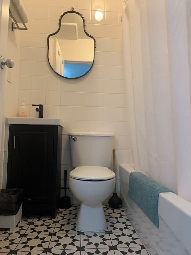 Economy Double or Twin Room, 2 Queen Beds, Non Smoking, Shared Bathroom