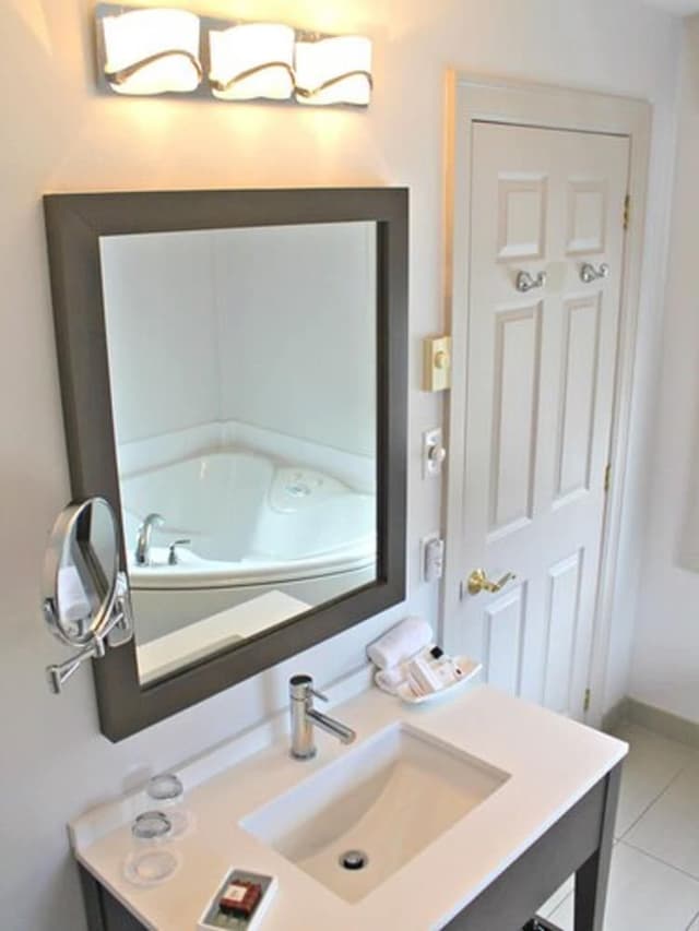 Deluxe Room (Mill River - King)