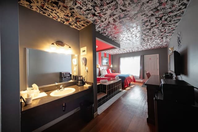 Suite, 1 Queen Bed, Jetted Tub, Courtyard View